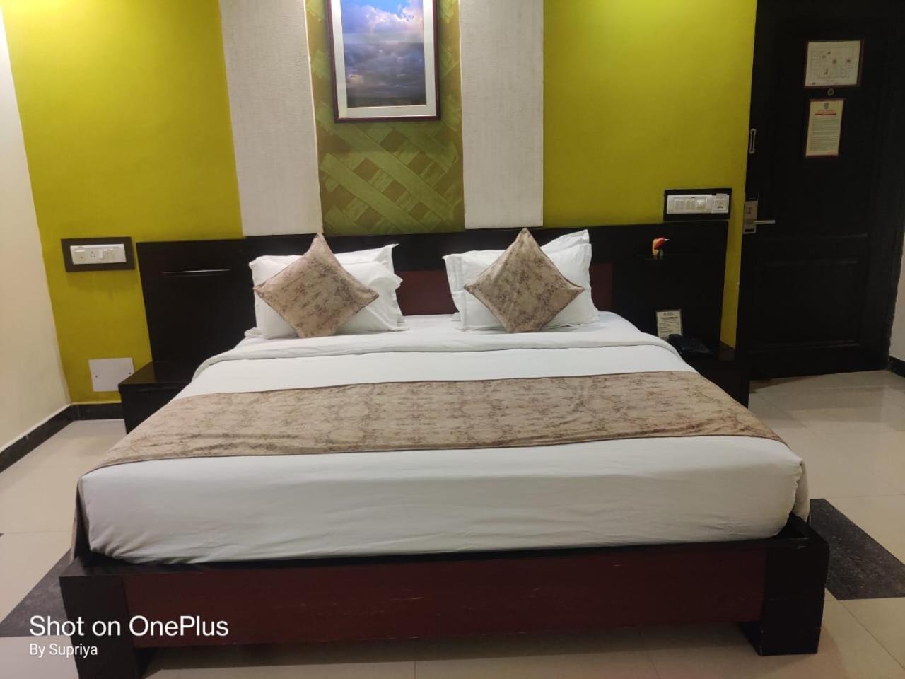 Hotel Pushpak Bhubaneswar Buitenkant foto