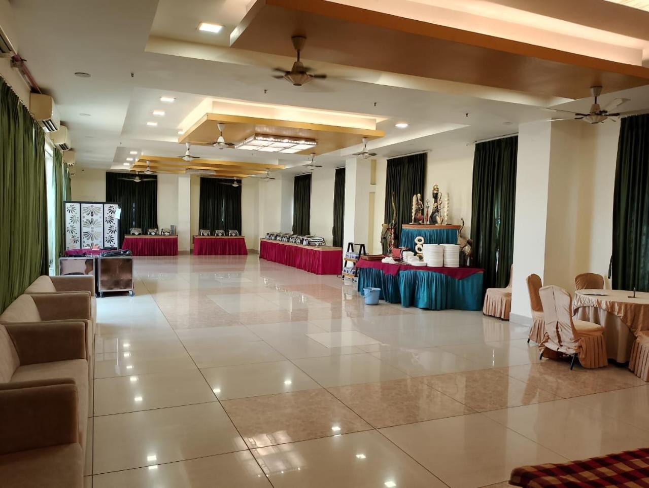 Hotel Pushpak Bhubaneswar Buitenkant foto