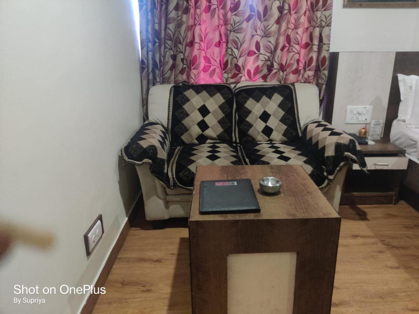 Hotel Pushpak Bhubaneswar Buitenkant foto